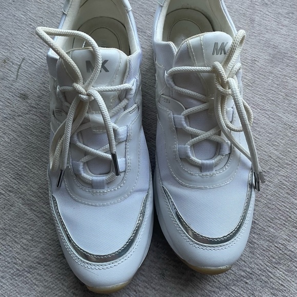 Almost new white Michael Kors sneakers size 8,5. Only wore twice - Picture 2 of 6